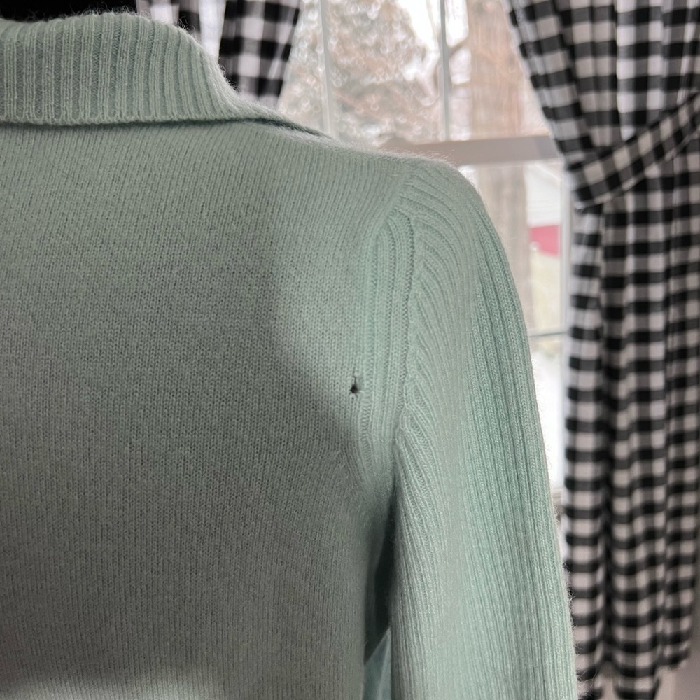 Loro Piana v-neck cashmere sweater size 44. - Picture 5 of 6